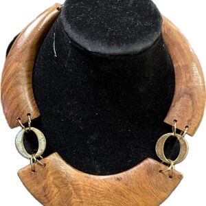 Elegant Wooden and Gold Necklace